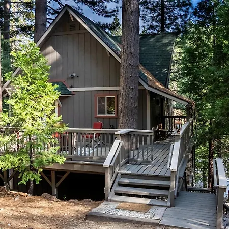 Villa The Mighty Pines Retreat + Large Patio + Bbq+View!